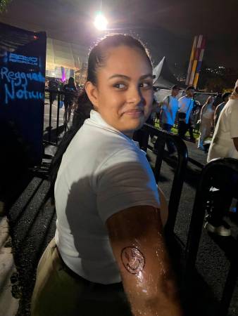 Los tatuajes eran gratis, todo era alusivo a J Balvin. /FOTO: WENDY RESTREPO GUZMÁN