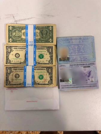 Billetes de un dólar que fueron encontrados durante la revisión del equipaje. FOTO: MIGRACIÓN COLOMBIA