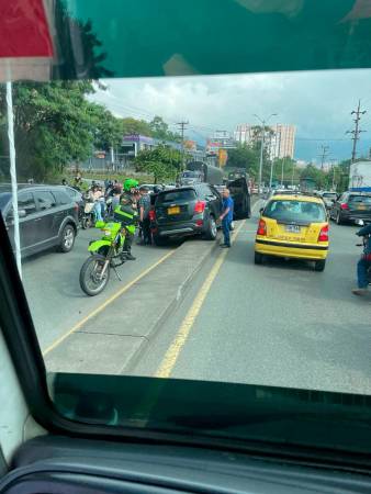 Los curiosos contribuyeron a que se complicara la movilidad en la autopista. /FOTO: CORTESÍA DENUNCIAS ANTIOQUIA. 