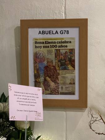 Los compañeros de la promoción de 1978 de su hija le llevaron enmarcada la nota que Q’hubo le hizo por su centenario, el pasado 26 de agosto. / FOTO: CORTESÍA