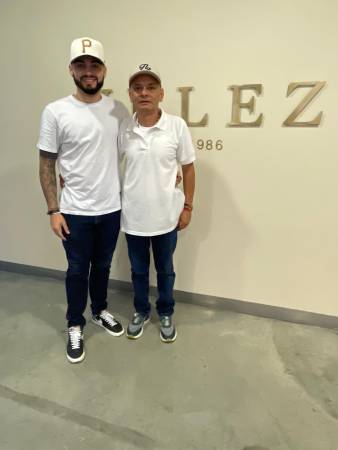 Elkin (der.), quien posa con su hijo David (izq.), también trabajador de esta compañía. FOTO: JAIDER ESCOBAR