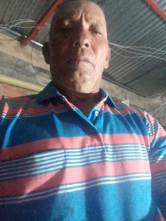 Orlando ya no trabaja en la estación de gasolina, ahora se dedica al campo y a ordeñar vacas. Reside en El Peñón, Santander, tiene esposa y dos hijos grandes. /FOTO: CORTESÍA