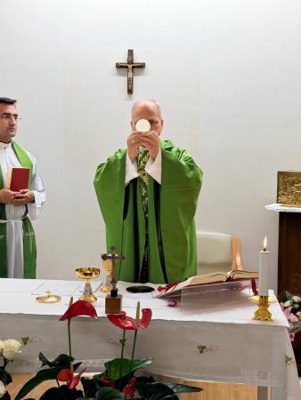 El papa León XIV alzó la hostia en compañía de su secretario personal, Edgard Iván Rimaycuna Inga. FOTO: X NEWS VATICANO
