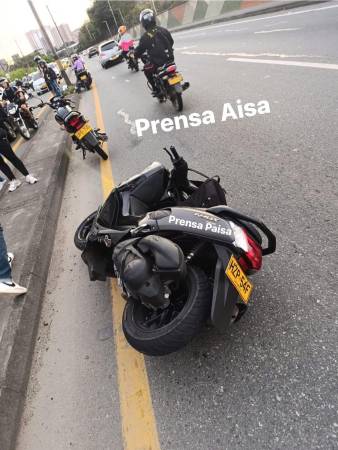Esta es la motocicleta en la que se movilizaban las dos jóvenes, justo al frente de los talleres del Metro, en Bello. FOTO: PRENSA PAISA 