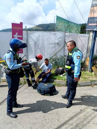 Al conductor del bus le dieron primeros auxilios en el lugar del accidente. 