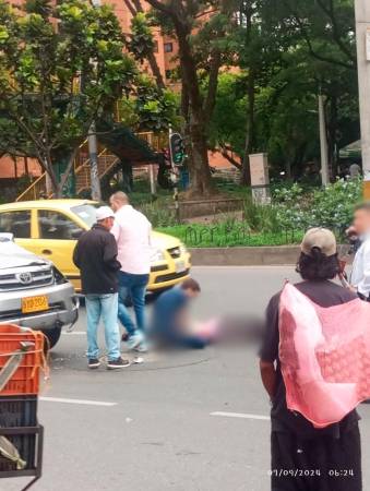 Ciudadanos se acercaron a validar si el hombre seguía con vida. /FOTO: CORTESÍA