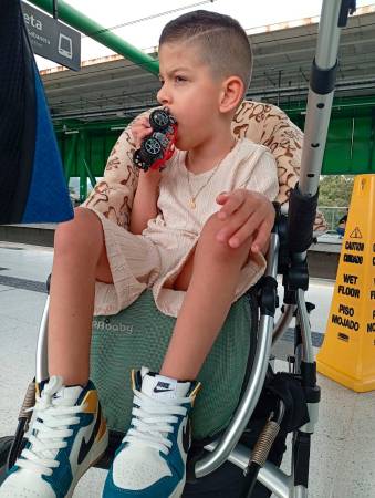 Aunque tiene un coche cómodo, la EPS no le está cubriendo el transporte y es difícil movilizarlo a las citas. /FOTO: CORTESÍA-CON AUTORIZACIÓN DE LA MADRE 
