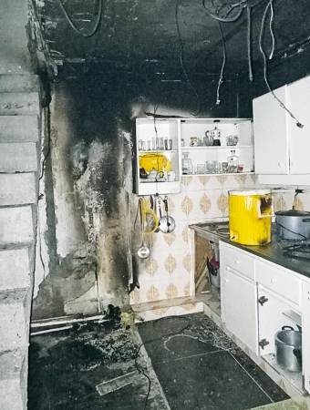 Los Pestana y sus vecinos madrugaron a retirar los escombros y a sacar lo poco que les quedó después del incendio. / FOTO: CORTESÍA.