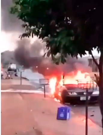 Carro incendiado. /FOTO: TOMADA DE VIDEO