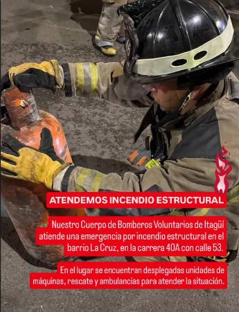 Atención del incendio por parte del Cuerpo de Bomberos, al parecer, provocado por la explosión de una pipeta en Itagüí. FOTO: IG BOMBEROS ITAGÜÍ 