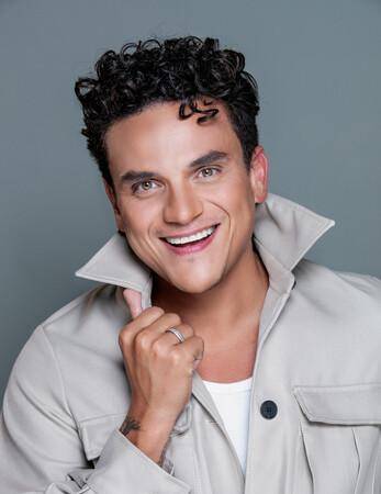 El cantante también ha sorprendido con su característica pinta de cabello crespo. FOTO: COLPRENSA