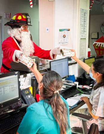 Vestidos de Papá Noel, los bomberos entregaron regalos. FOTO: ALCALDÍA DE MEDELLÍN
