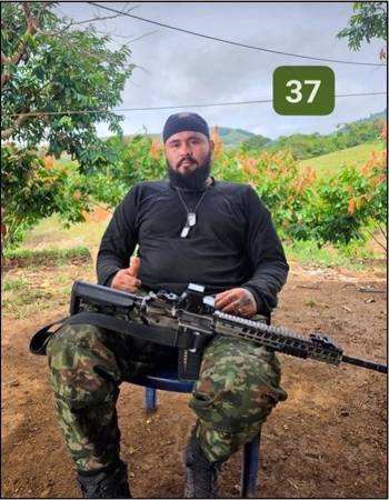 Una de las fotografías de alias Brayan Veneco conseguidas por la inteligencia de la Policía donde se le ve portando un arma larga. FOTO: CORTESÍA