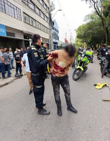 El sujeto perdió el control del taxi y se volcó al resultar herido de bala en la reacción policial. FOTO: ALCALDÍA DE RIONEGRO