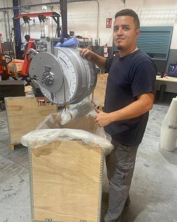 Camilo con el tensor que enviaron para Colombia. FOTO: X @metrodemedellín