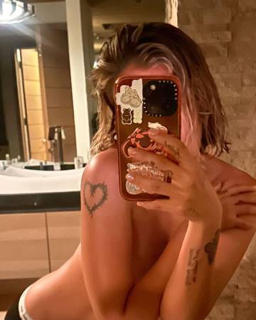 Fueron varias las selfis que Karol G se tomó para presumir su nuevo look. FOTO: INSTAGRAM @karolg