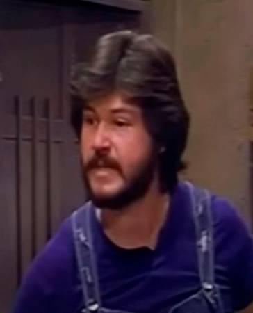 Arturo García caracterizado como Ramón Palillo en una escena de ‘Carrusel’. /FOTO: CAPTURA DE VIDEO