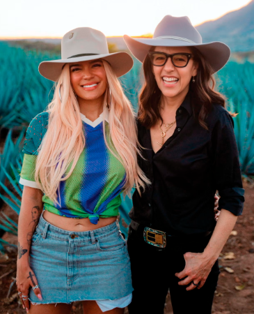 Karol G y su socia Bertha González Nieves. / FOTO: TOMADA DE LA WEB