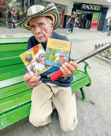 Plutarco, quien a sus pies pone los Cd’s, que vende a $10.000, dice que el sombrero es vital en su día a día. / FOTO: JAIDER ESCOBAR. 