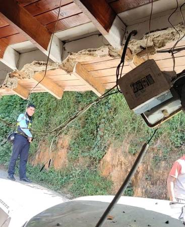 Hasta el contador de la energía quedó colgando. /FOTO: BOMBEROS GIRARDOTA