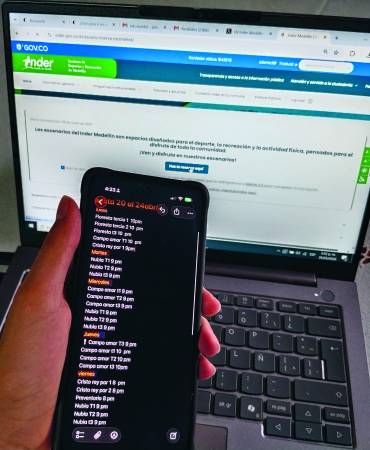 En grupos de Whatsapp ofrecen los horarios disponibles para arrendar las canchas, mientras que en la plataforma no hay espacios. FOTO: MAURICIO PALACIO 