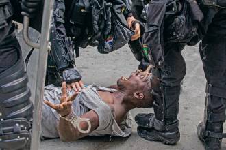 80. Protesta por falta de ayuda: En varios barrios de Medellín sus habitantes protestaron por la falta de ayudas por parte del Estado. El Covid no daba tregua. / FOTO: JUAN ANTONIO SÁNCHEZ.