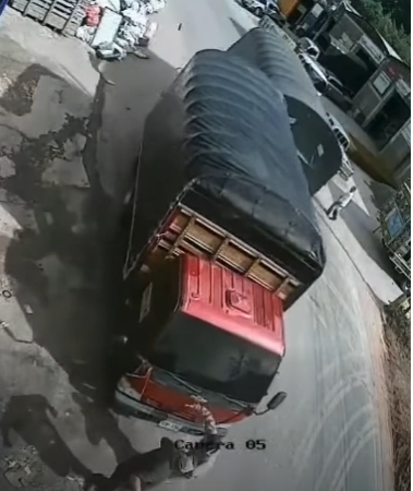 El primer carro (de rojo) se llevó a las tres personas que estaban justo al frente. FOTO: FACEBOOK OPINIÓN CIUDADANA SRO DE OSOS