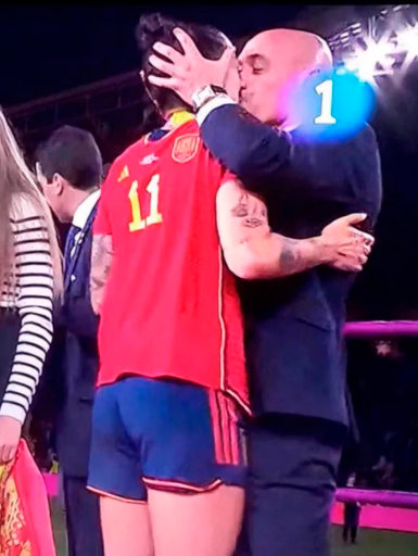 El momento exacto del beso entre Luis Rubiales y Jenni Hermoso. /FOTO: TOMADA DE VIDEO