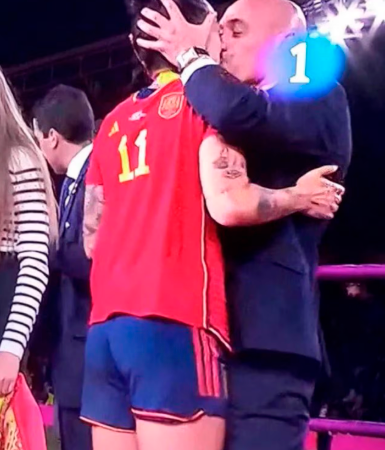 El momento exacto del beso entre Luis Rubiales y Jenni Hermoso. /FOTO: TOMADA DE VIDEO