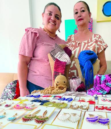 Estefani Blanco (izq.) y su madre, Alma Guzmán (der.) posan orgullosas al frente de sus trabajos. FOTO: JAIDER ESCOBAR