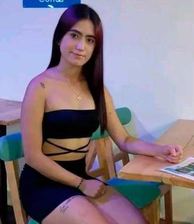 Tiene un tatuaje en forma de mariposa en el brazo izquierdo y otro con un nombre en la pierna. /FOTO: CORTESÍA 