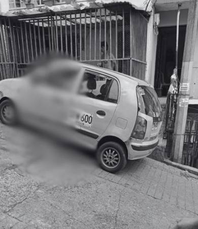 Así quedó el carro luego de la agresión. FOTO: CORTESÍA FREDDY ESCUDERO