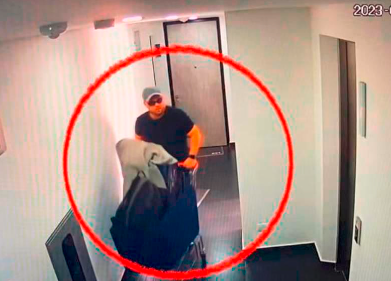 Así movió John Poulos el cuerpo de Valentina Trespalacios en una maleta. /FOTO: REDES SOCIALES 