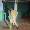 Presunto ladrón fue obligado a caminar desnudo. FOTO: CORTESÍA DENUNCIAS ANTIOQUIA