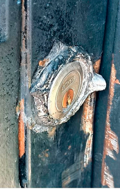 Así quedó la chapa de la puerta de la vivienda, evidenciando que la Policía tuvo que entrar a la fuerza luego de escuchar los disparos. <b><span class=mln_small-caps_mln>/FOTO: MAURICIO PALACIO</span></b>