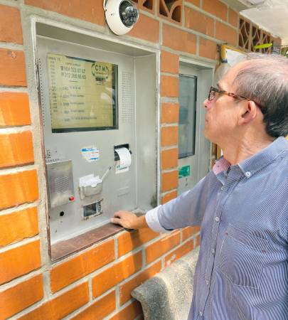 Jorge Meza verifica en qué turno está en la lista, para analizar si tiene tiempo de ir a jugarse otra partida con sus colegas, antes de tomar el próximo servicio. / FOTO: JAIDER ESCOBAR.