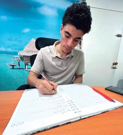 Luis Felipe: el taxista que estudia economía y sueña con un banco