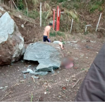 Debajo de esta piedra quedó la mujer que falleció en el derrumbe. /FOTO: REDES SOCIALES