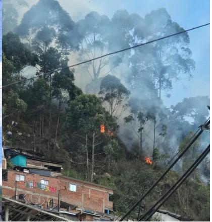 Incendio ocurrido este miércoles, 9 de septiembre, en la parte alta de Manrique. FOTO: H13N