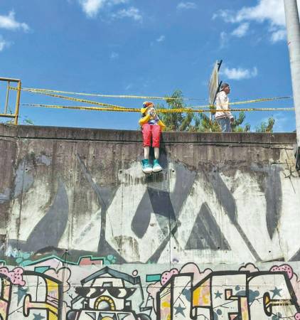 Esta era la baranda más peligrosa: el hueco era de 6 metros. De solo mirar al vacío, que tiene unos 4 metros de altura, daba escalofrío. /FOTO: SINDY VALLE