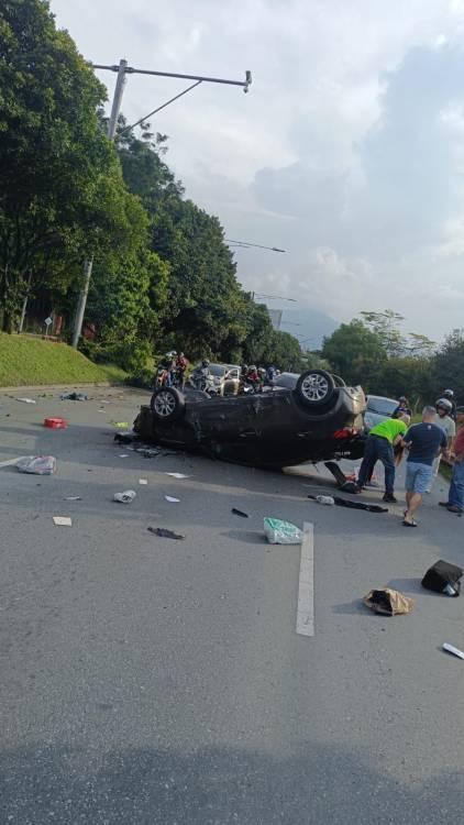Vehículo pierde el control y choca contra separador. FOTO: CORTESÍA