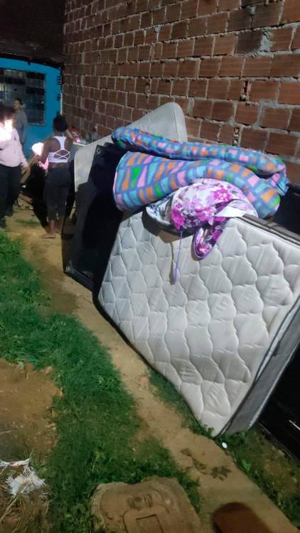 $!Algunos de los afectados intentaron poner a salvo sus pertenencias. /FOTO: CORTESÍA