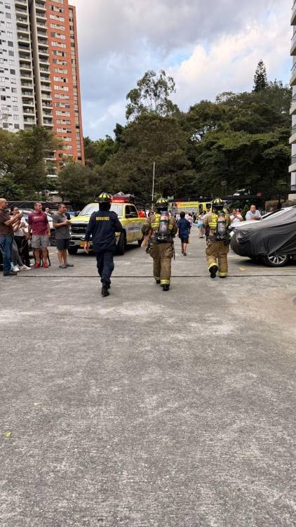 Incendio en la Loma de los Bernal. FOTO: @FICOGUTIERREZ