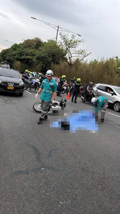 Atención del siniestro en la avenida regional. FOTO: TOMADA DE CHISME FRESCO MEDELLÍN