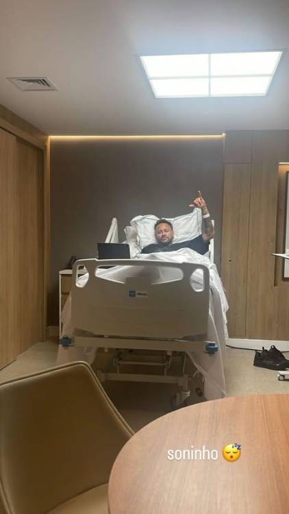 Neymar Jr. tras su cirugía. FOTO: HISTORIAS DE @NEYMARJR