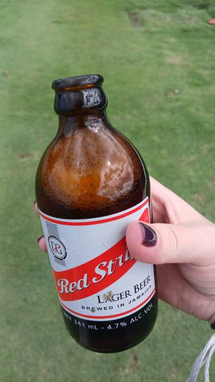 La cerveza Red Stripe<span class=mln_small-caps_mln> es originaria de </span>Jamaica<span class=mln_small-caps_mln>, donde fue creada en 1928 por la cervecería </span>Desnoes &amp; Geddes<span class=mln_small-caps_mln> en Kingston. Actualmente, la marca pertenece al grupo </span>Heineken<span class=mln_small-caps_mln>, aunque sigue elaborándose en la isla caribeña y en otros países bajo su licencia. FOTO: JENNIFER VILLAFAÑE</span>