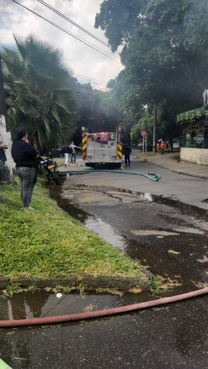 Momento de la atención de la conflagración. FOTO: CORTESÍA BOMBEROS ENVIGADO