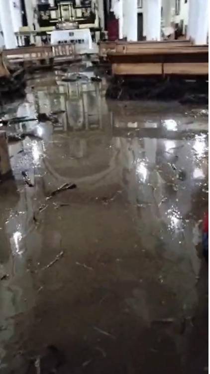 La iglesia del corregimiento se llenó de agua y lodo, provocando daños en el mobiliario.