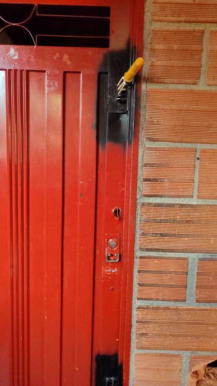 Los dueños de lo ajeno dañaron las cerraduras de las puertas. FOTO: CORTESÍA