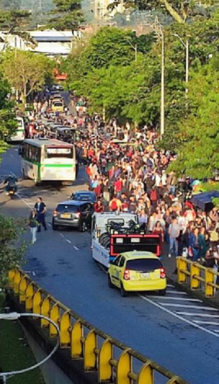 Así se veían las afuera de la estación Estrella sobre las 7:30 de la mañana. <b><span class=mln_small-caps_mln>/FOTO: REDES SOCIALES</span></b>